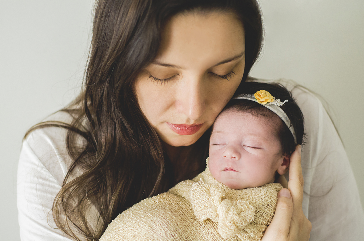 ensaio fotográfico newborn menina bebe recém nascida book fotográfico fotografia estúdio rio de janeiro niteroi são Gonçalo pose casulinho com a mãe