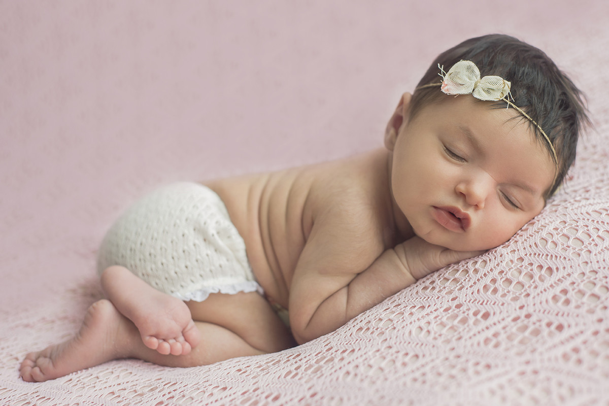 ensaio fotográfico newborn menina bebe recém nascida book fotográfico fotografia estúdio rio de janeiro niteroi são Gonçalo pose bumbum para cima