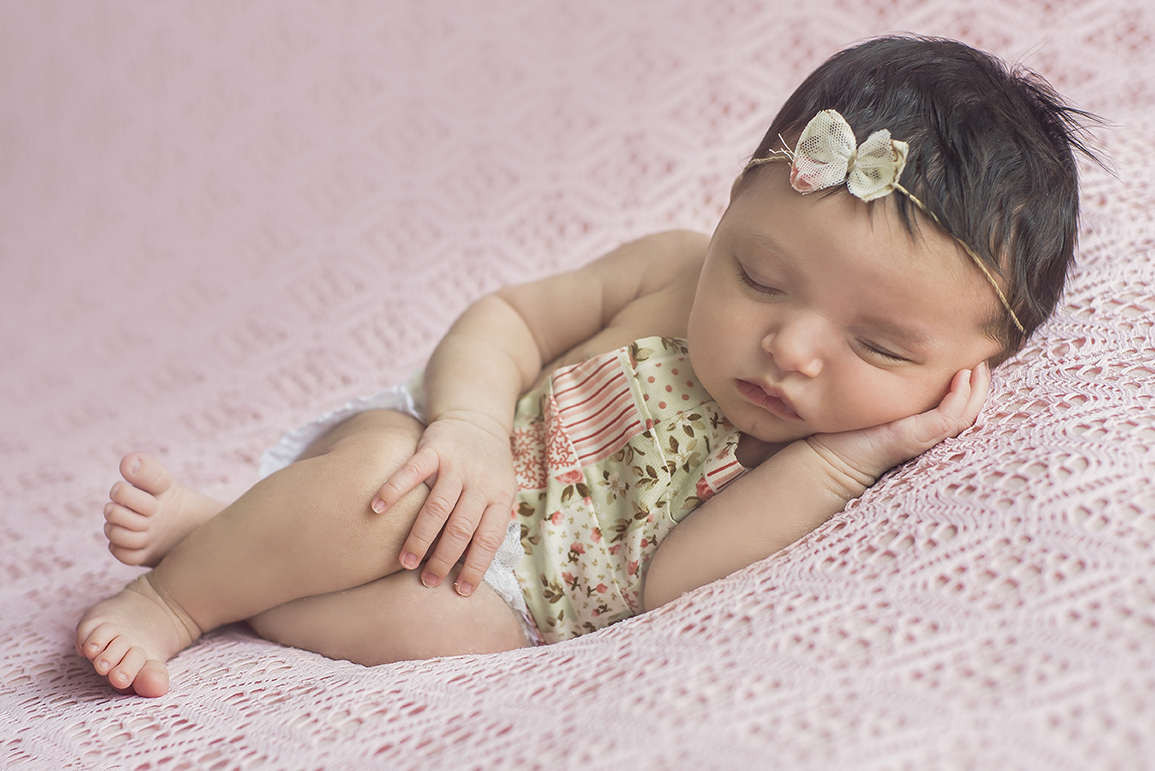 ensaio fotográfico newborn menina bebe recém nascida book fotográfico fotografia estúdio rio de janeiro niteroi são Gonçalo pose sonequinha