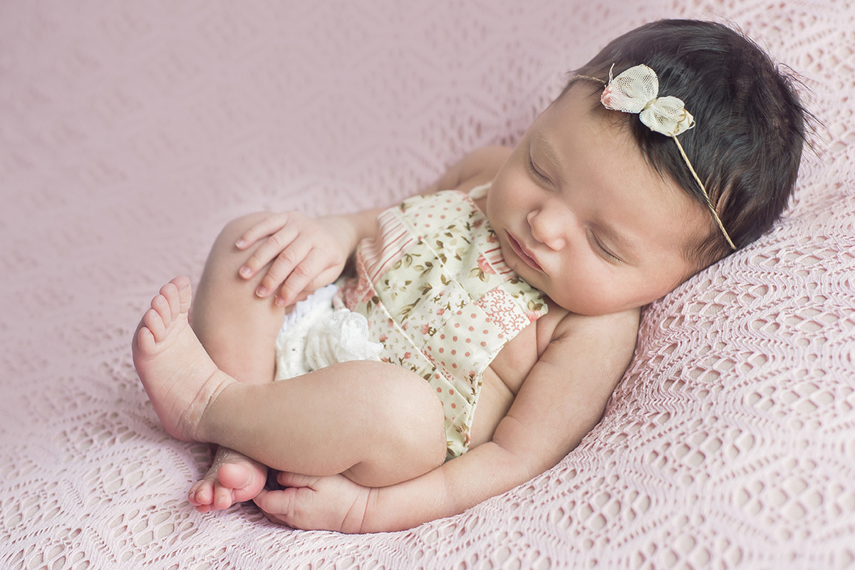 ensaio fotográfico newborn menina bebe recém nascida book fotográfico fotografia estúdio rio de janeiro niteroi são Gonçalo pose ninho