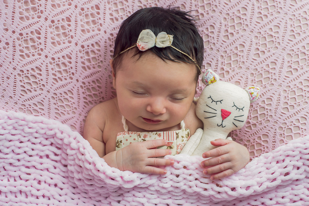 ensaio fotográfico newborn menina bebe recém nascida book fotográfico fotografia estúdio rio de janeiro niteroi são Gonçalo pose dorminhoca