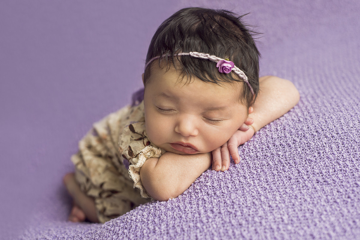 ensaio fotográfico newborn menina bebe recém nascida book fotográfico fotografia estúdio rio de janeiro niteroi são Gonçalo pose bumbum para cima com bracinho