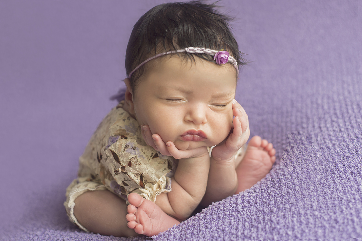 ensaio fotográfico newborn menina bebe recém nascida book fotográfico fotografia estúdio rio de janeiro niteroi são Gonçalo pose sapinho