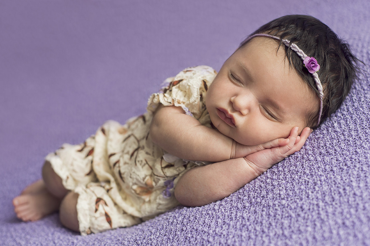 ensaio fotográfico newborn menina bebe recém nascida book fotográfico fotografia estúdio rio de janeiro niteroi são Gonçalo pose sonequinha