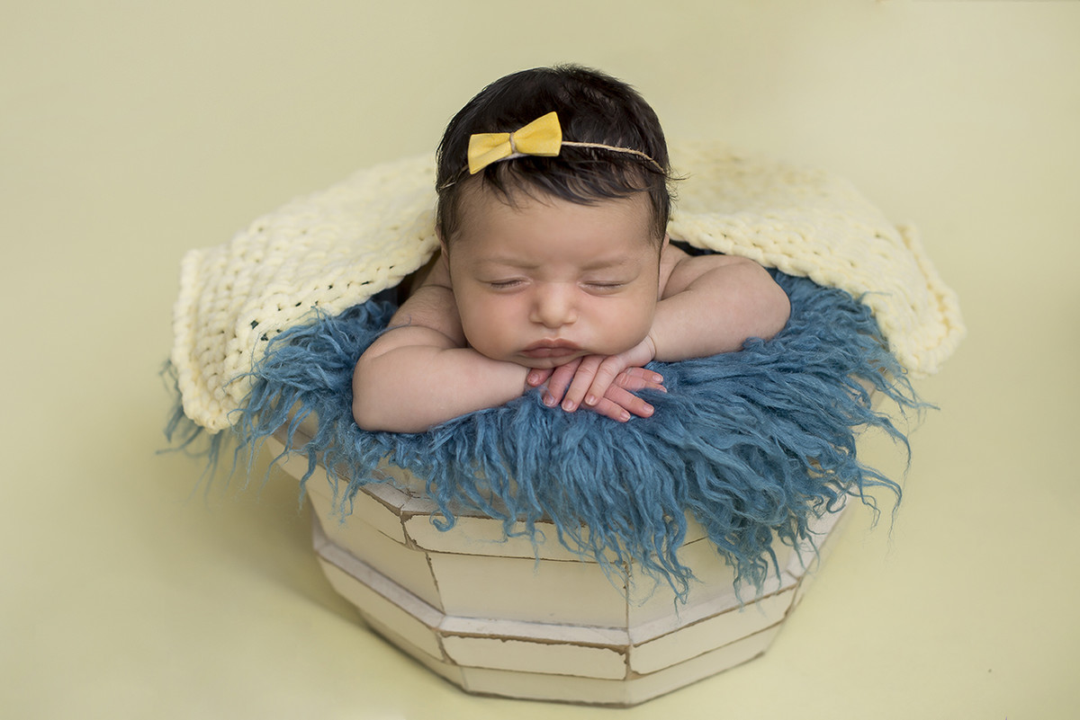 ensaio fotográfico newborn menina bebe recém nascida book fotográfico fotografia estúdio rio de janeiro niteroi são Gonçalo pose cestinho com bracinho