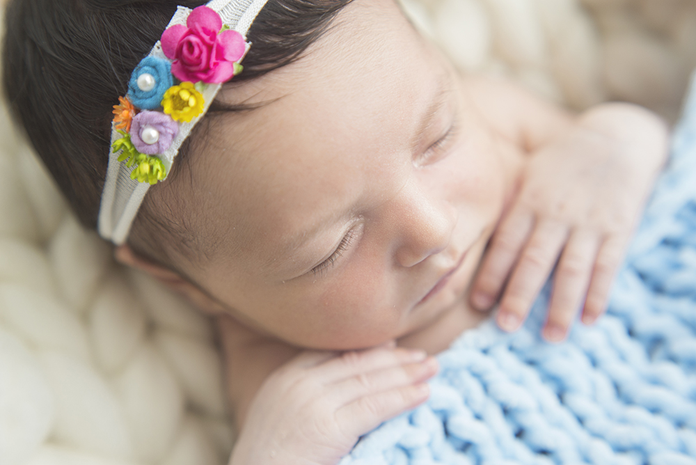 ensaio fotográfico newborn menina bebe recém nascida book fotográfico fotografia estúdio rio de janeiro niteroi são Gonçalo detalhe