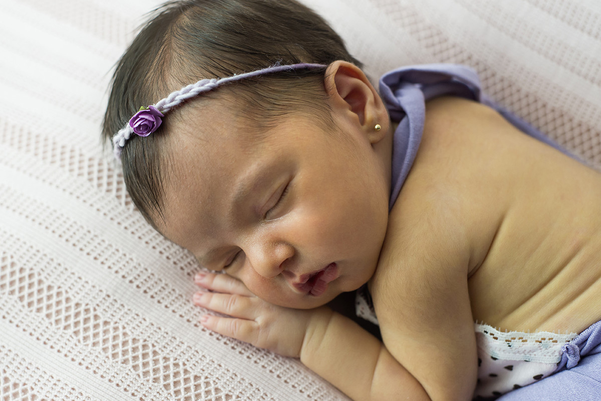 ensaio fotográfico newborn domiciliar menina bebe recém nascida book fotográfico fotografia rio de janeiro niteroi são Gonçalo detalhe