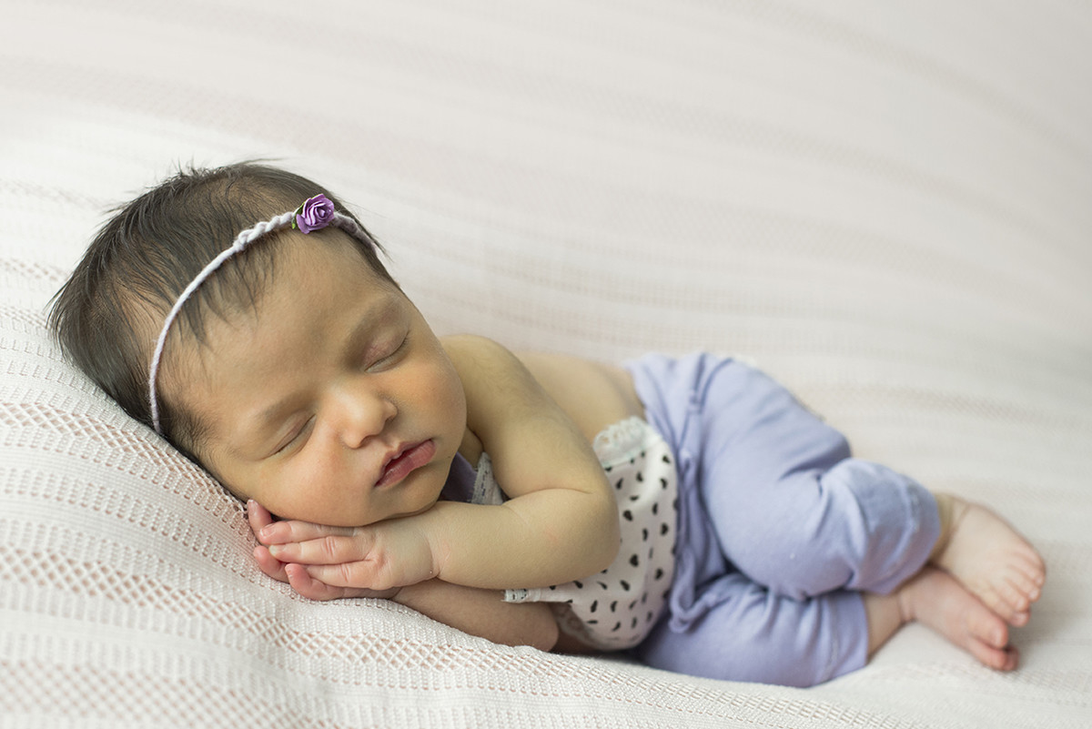 ensaio fotográfico newborn domiciliar menina bebe recém nascida book fotográfico fotografia rio de janeiro niteroi são Gonçalo pose sonequinha