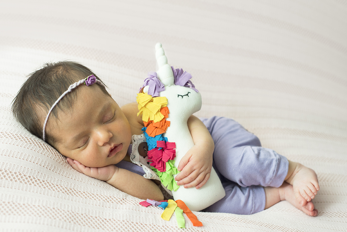 ensaio fotográfico newborn domiciliar menina bebe recém nascida book fotográfico fotografia rio de janeiro niteroi são Gonçalo pose sonequinha com unicornio
