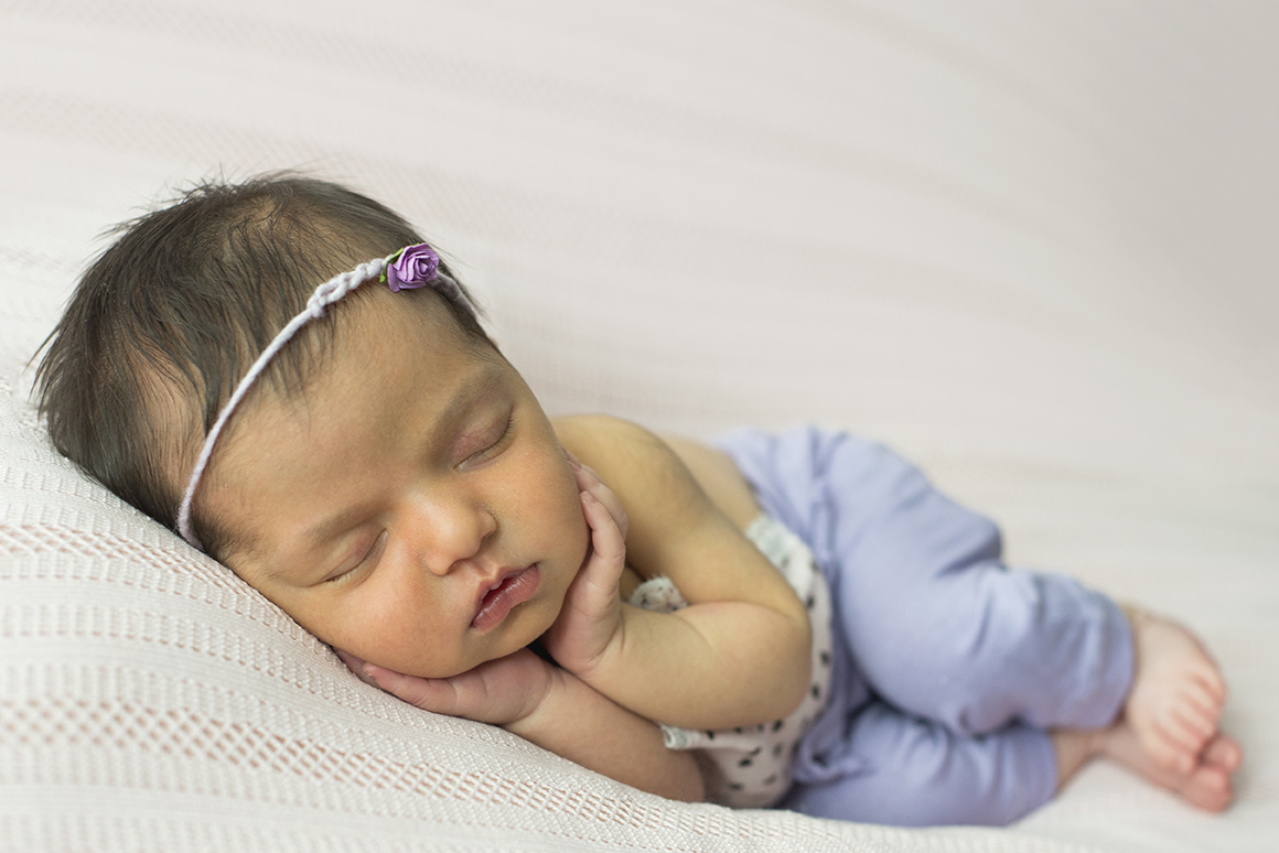ensaio fotográfico newborn domiciliar menina bebe recém nascida book fotográfico fotografia rio de janeiro niteroi são Gonçalo pose musa