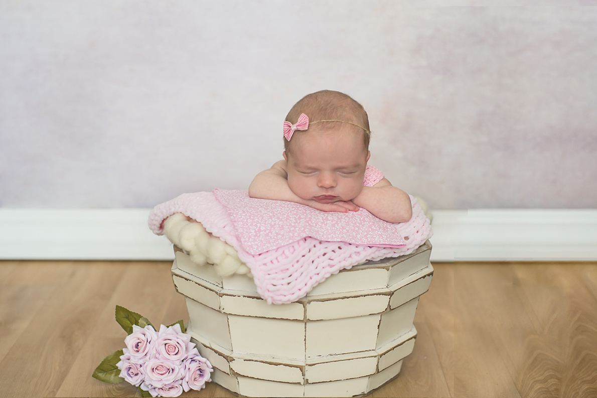ensaio fotográfico newborn menina bebe recém nascida flores book fotográfico fotografia estúdio rio de janeiro niteroi são Gonçalo pose cestinho com bracinho