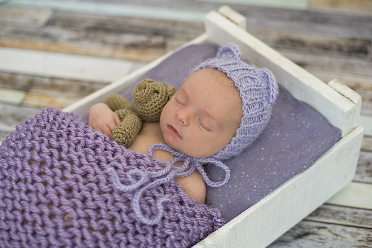 ensaio fotográfico newborn menina bebe recém nascida flores book fotográfico fotografia estúdio rio de janeiro niteroi são Gonçalo pose dorminhoca com gorro e ursinho