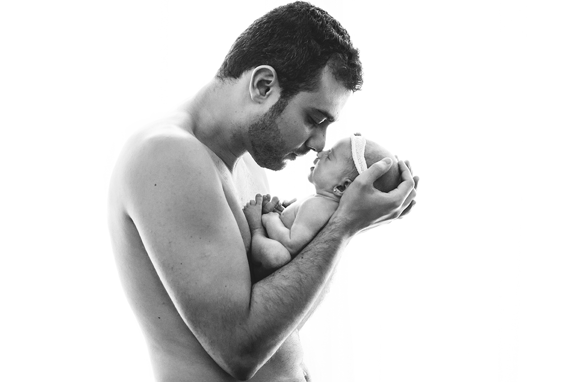 ensaio fotográfico newborn menina bebe recém nascida flores book fotográfico fotografia estúdio rio de janeiro niteroi são Gonçalo pose ninho colo papai