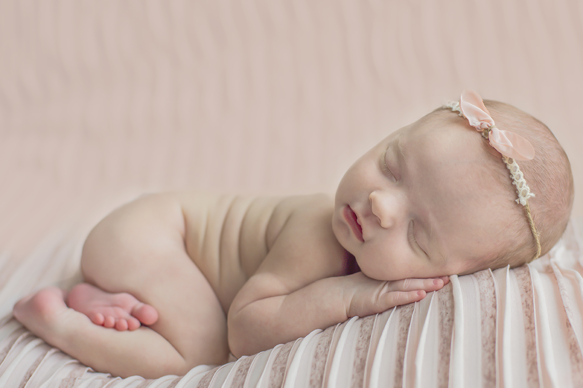 ensaio fotográfico newborn menina bebe recém nascida flores book fotográfico fotografia estúdio rio de janeiro niteroi são Gonçalo pose bubum para cima