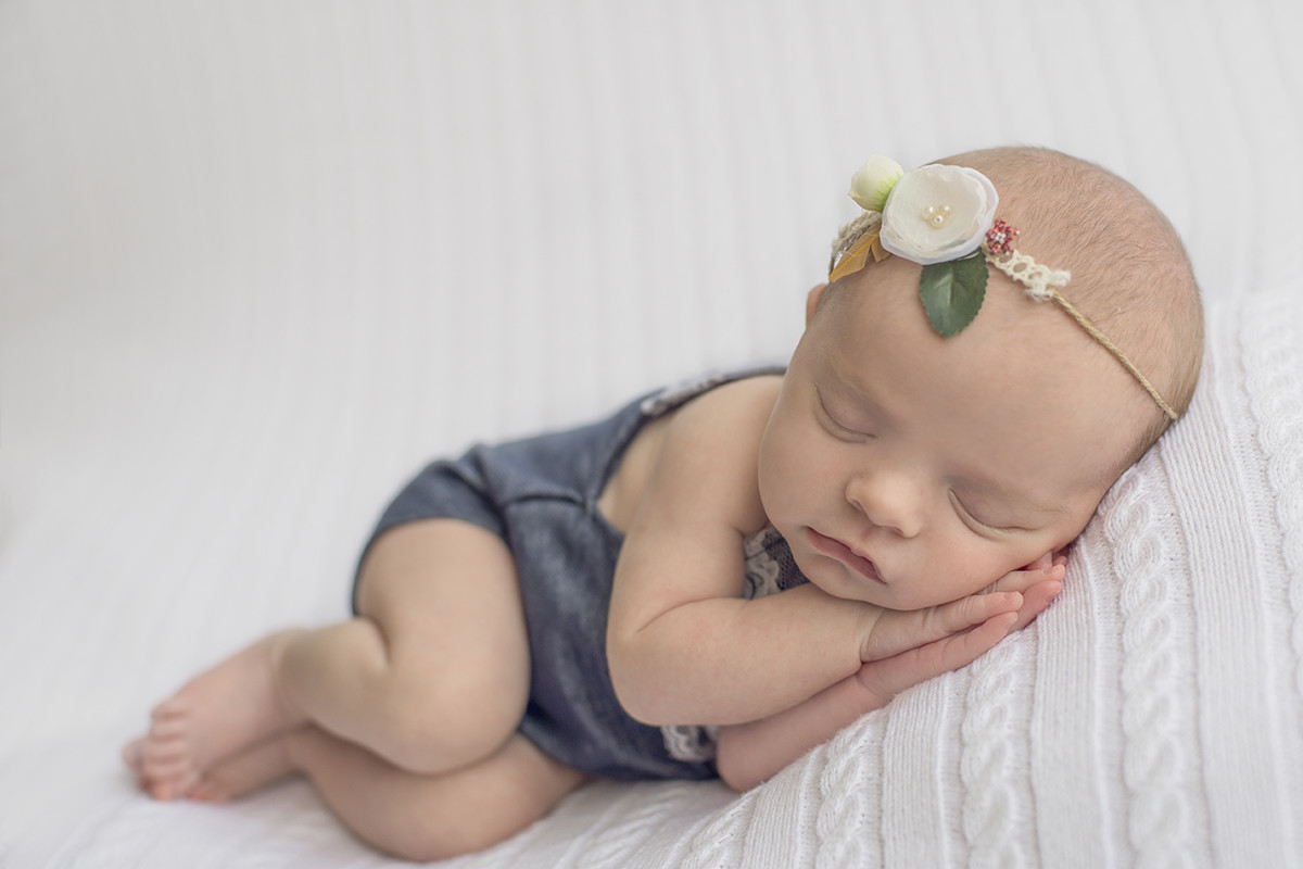 ensaio fotográfico newborn menina bebe recém nascida flores book fotográfico fotografia estúdio rio de janeiro niteroi são Gonçalo pose sonequinha