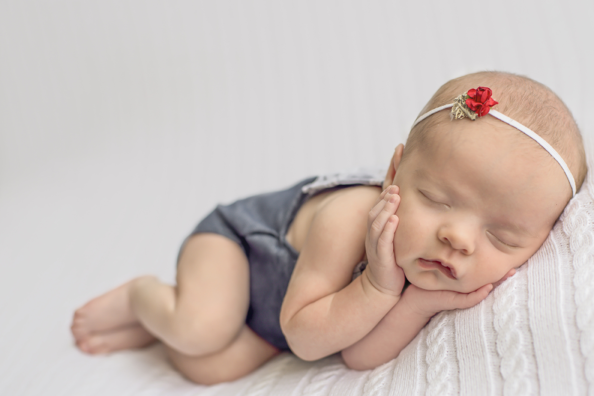 ensaio fotográfico newborn menina bebe recém nascida flores book fotográfico fotografia estúdio rio de janeiro niteroi são Gonçalo pose musa