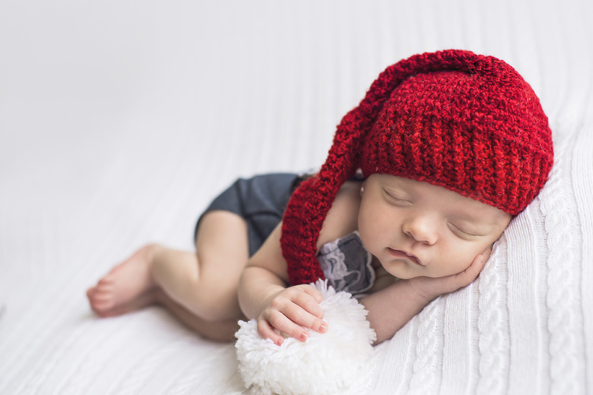 ensaio fotográfico newborn menina bebe recém nascida flores book fotográfico fotografia estúdio rio de janeiro niteroi são Gonçalo pose sonequinha com gorro