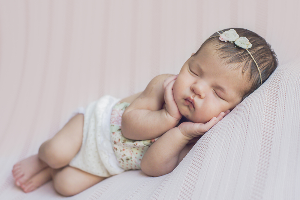 ensaio fotográfico newborn menina bebe recém nascida flores book fotográfico fotografia estúdio rio de janeiro niteroi são Gonçalo pose musa