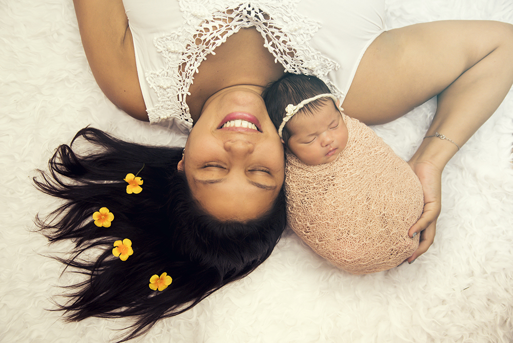ensaio fotográfico newborn menina bebe recém nascida flores book fotográfico fotografia estúdio rio de janeiro niteroi são Gonçalo pose casulinho com mamãe