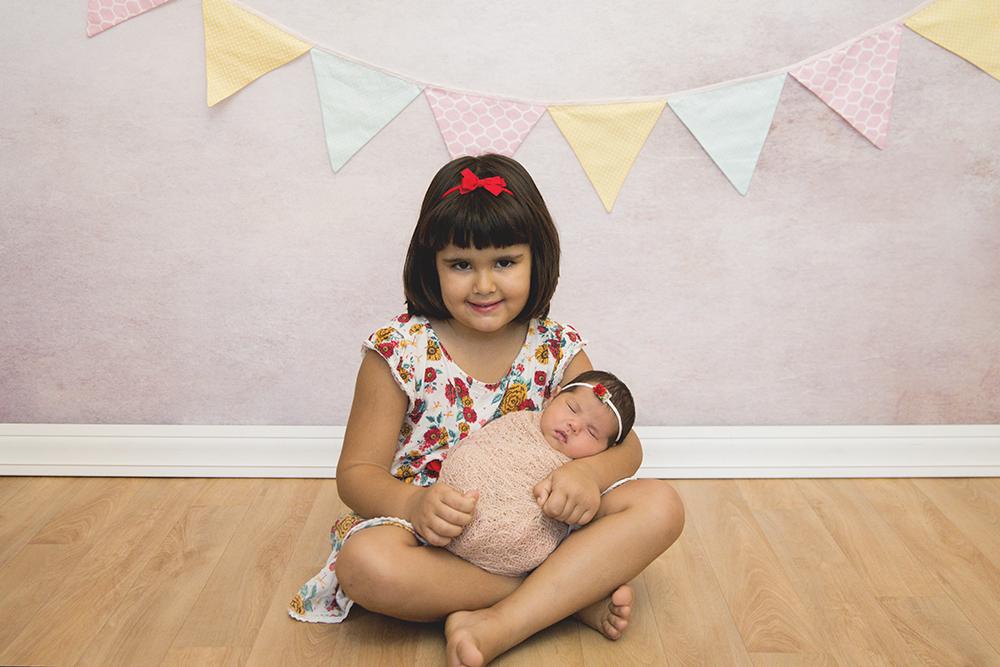 ensaio fotográfico newborn menina bebe recém nascida flores book fotográfico fotografia estúdio rio de janeiro niteroi são Gonçalo pose casulinho com irmã