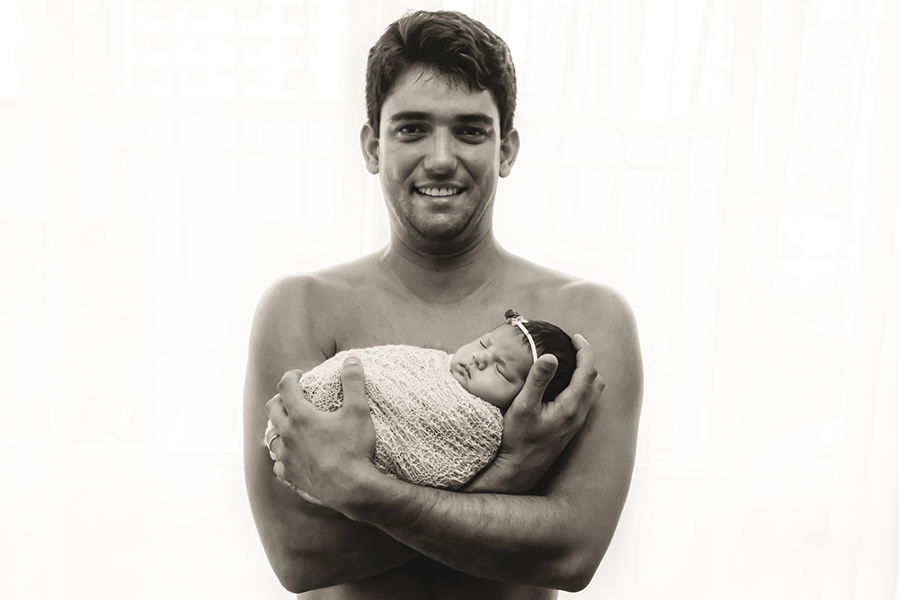 ensaio fotográfico newborn menina bebe recém nascida flores book fotográfico fotografia estúdio rio de janeiro niteroi são Gonçalo pose casulinho colo papai