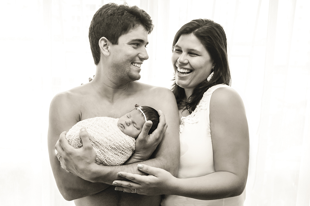 ensaio fotográfico newborn menina bebe recém nascida flores book fotográfico fotografia estúdio rio de janeiro niteroi são Gonçalo pose casulinho com mamãe e papai