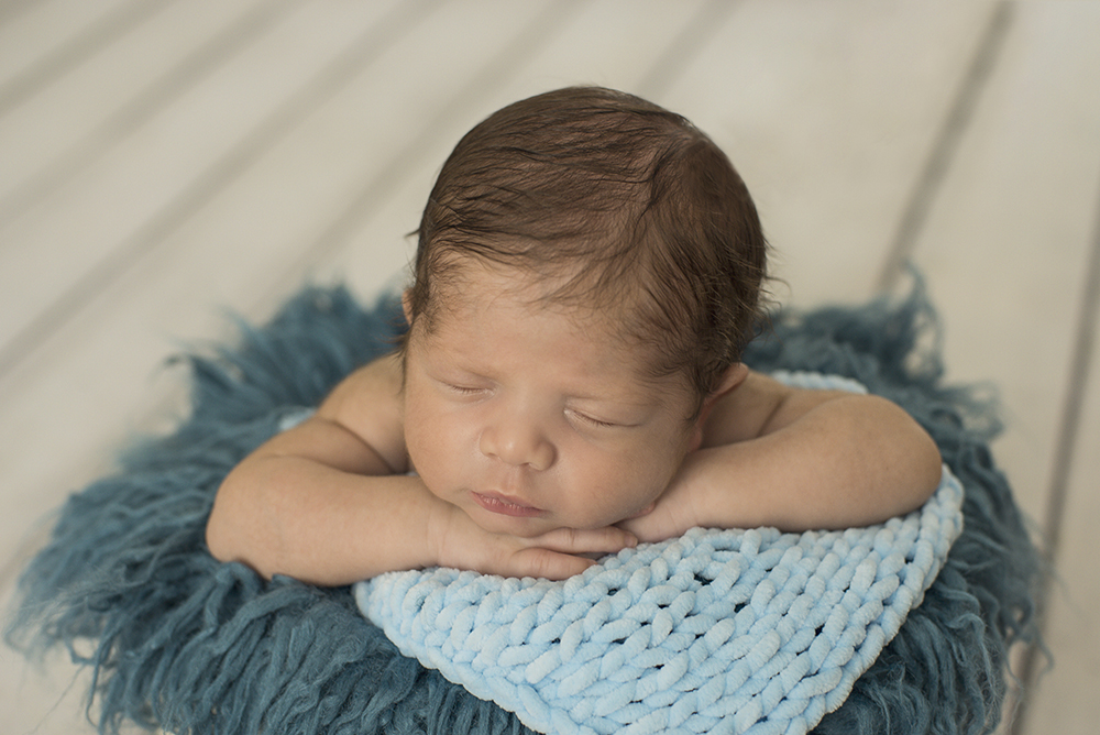 ensaio fotográfico newborn menino bebe recém nascida book fotográfico fotografia estúdio rio de janeiro niteroi são Gonçalo pose cestinho com bracinho