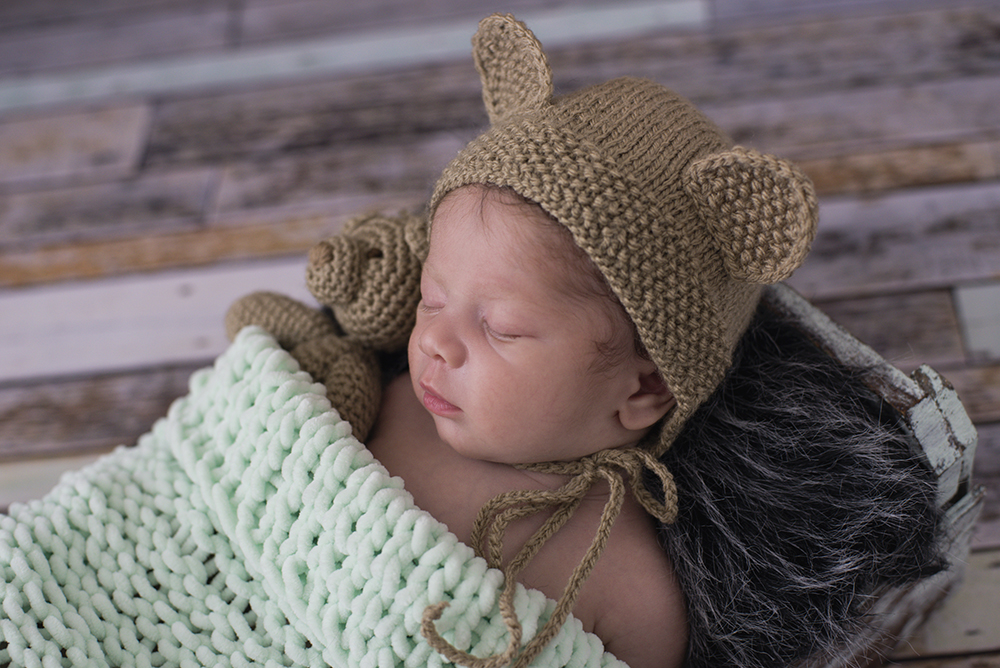 ensaio fotográfico newborn menino bebe recém nascida book fotográfico fotografia estúdio rio de janeiro niteroi são Gonçalo pose dorminhoco com chapeuzinho