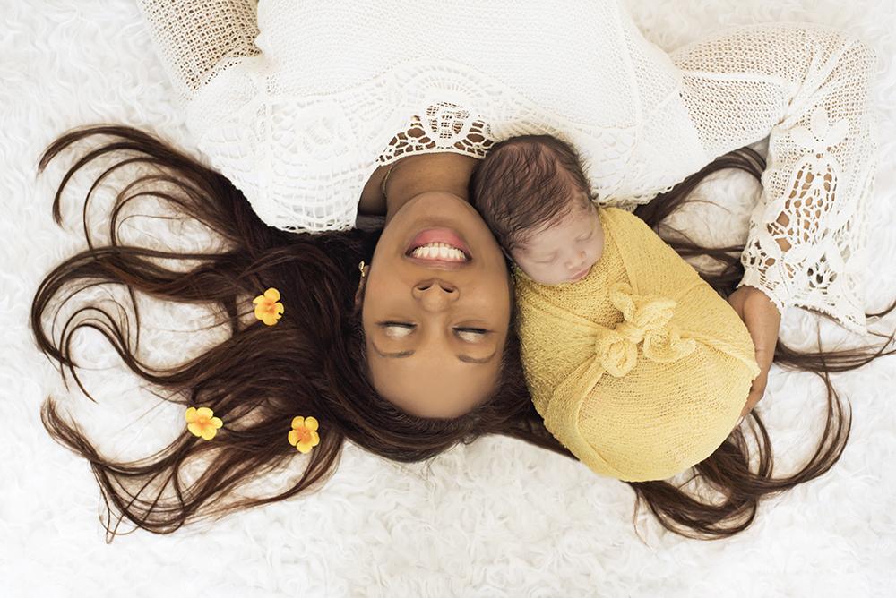 ensaio fotográfico newborn menino bebe recém nascida book fotográfico fotografia estúdio rio de janeiro niteroi são Gonçalo pose casulinho com mamãe