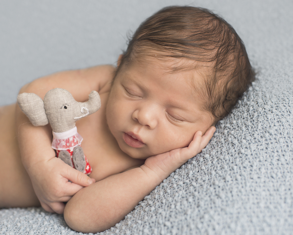 ensaio fotográfico newborn menino bebe recém nascida book fotográfico fotografia estúdio rio de janeiro niteroi são Gonçalo pose sonequinha ursinho detalhe