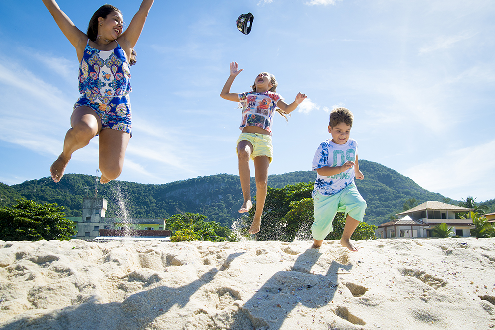 ensaio fotografico família mãe pai menino menina filhos book fotografia natureza praia mar areia grande família brincadeira com moldura sombra closes retrato rio de janeiro niteroi são Gonçalo