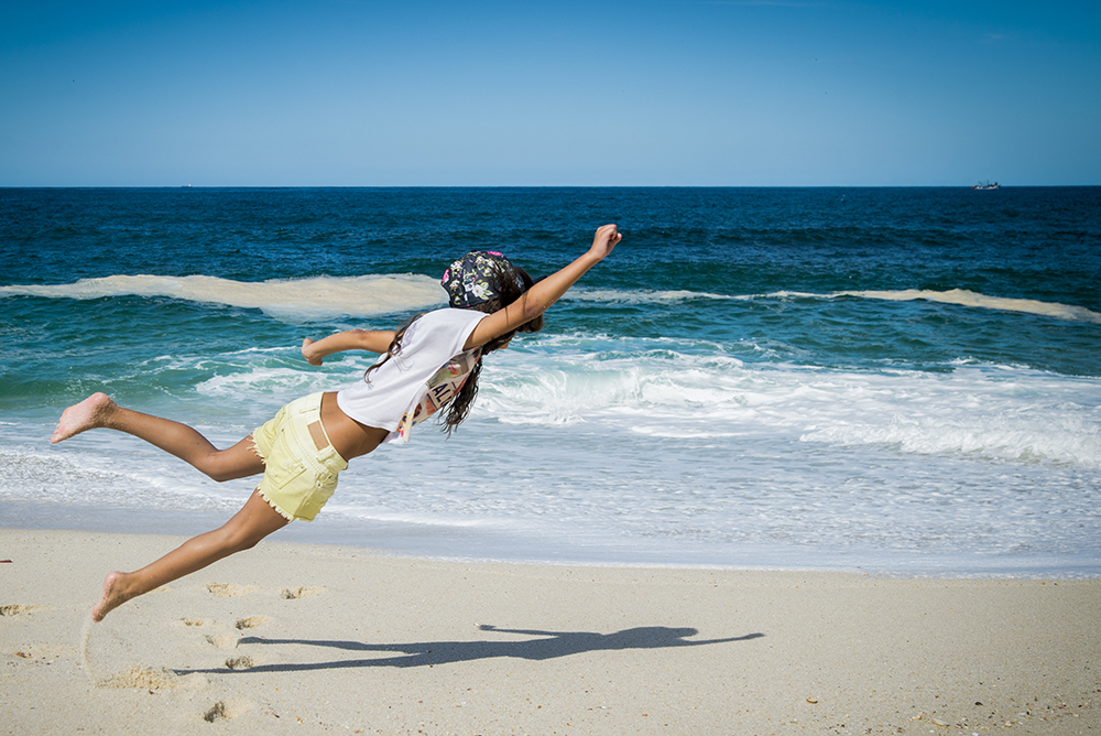 ensaio fotografico família mãe pai menino menina filhos book fotografia natureza praia mar areia grande família brincadeira com moldura sombra closes retrato rio de janeiro niteroi são Gonçalo
