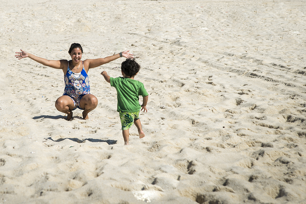 ensaio fotografico família mãe pai menino menina filhos book fotografia natureza praia mar areia grande família brincadeira com moldura sombra closes retrato rio de janeiro niteroi são Gonçalo
