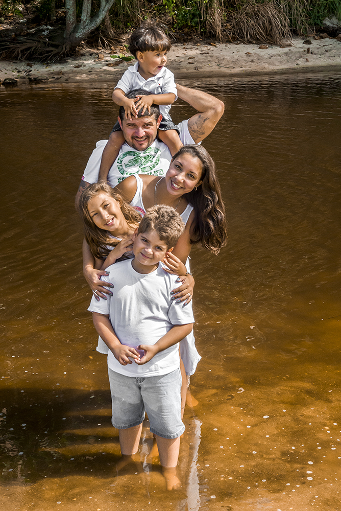 ensaio fotografico família mãe pai menino menina filhos book fotografia natureza praia mar areia grande família brincadeira com moldura sombra closes retrato rio de janeiro niteroi são Gonçalo