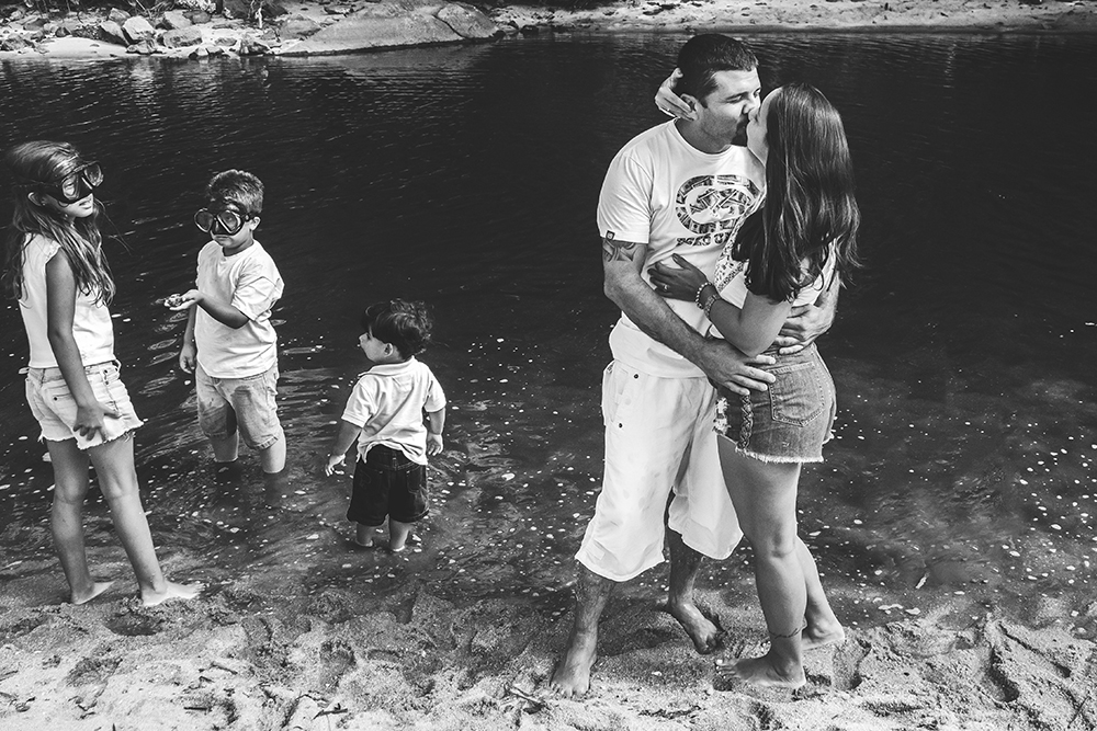 ensaio fotografico família mãe pai menino menina filhos book fotografia natureza praia mar areia grande família brincadeira com moldura sombra closes retrato rio de janeiro niteroi são Gonçalo