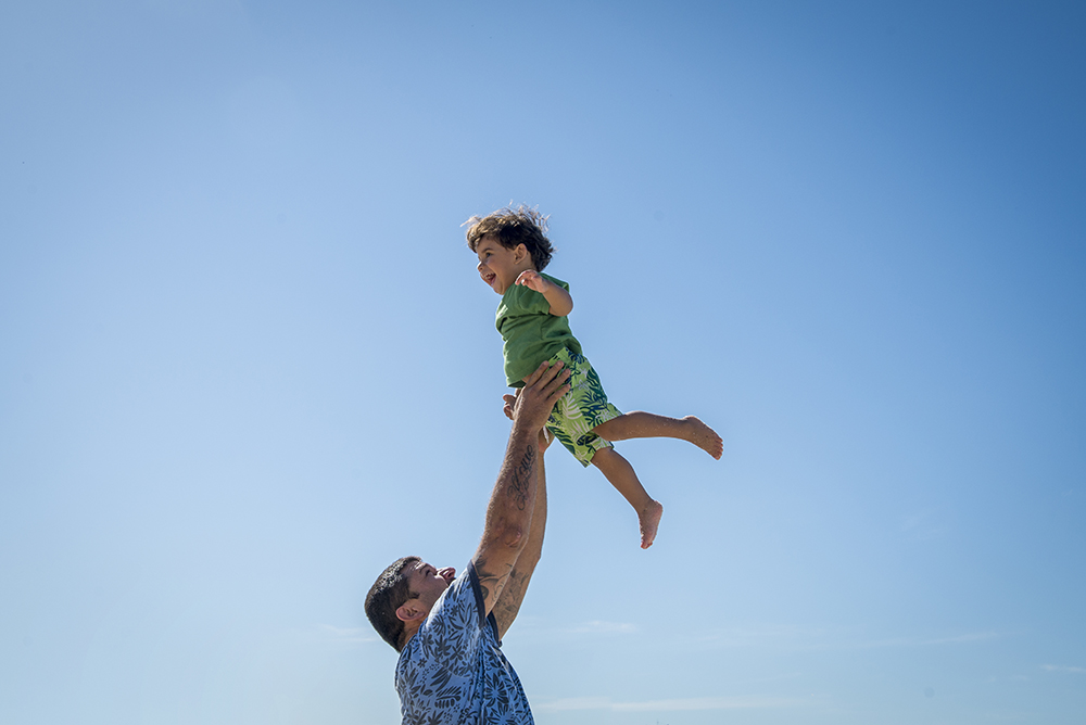 ensaio fotografico família mãe pai menino menina filhos book fotografia natureza praia mar areia grande família brincadeira com moldura sombra closes retrato rio de janeiro niteroi são Gonçalo