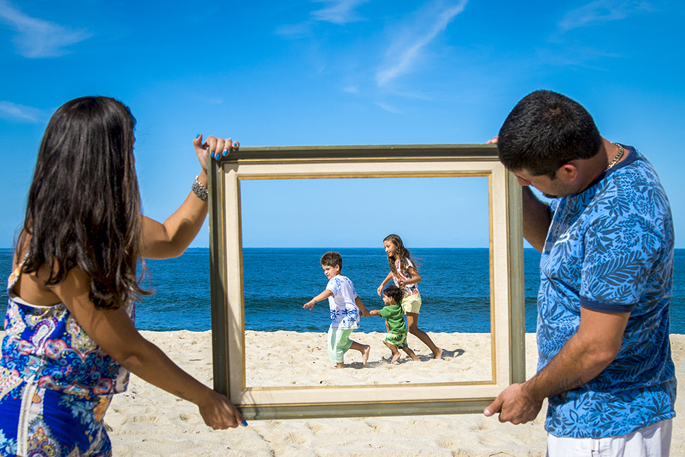 ensaio fotografico família mãe pai menino menina filhos book fotografia natureza praia mar areia grande família brincadeira com moldura sombra closes retrato rio de janeiro niteroi são Gonçalo
