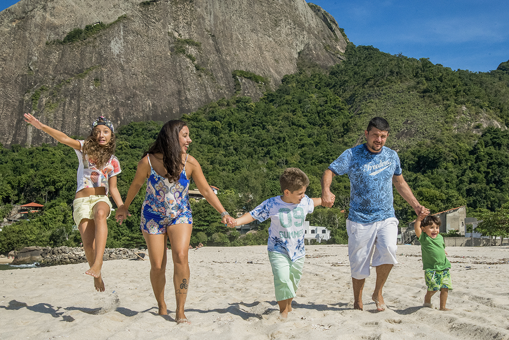 ensaio fotografico família mãe pai menino menina filhos book fotografia natureza praia mar areia grande família brincadeira com moldura sombra closes retrato rio de janeiro niteroi são Gonçalo