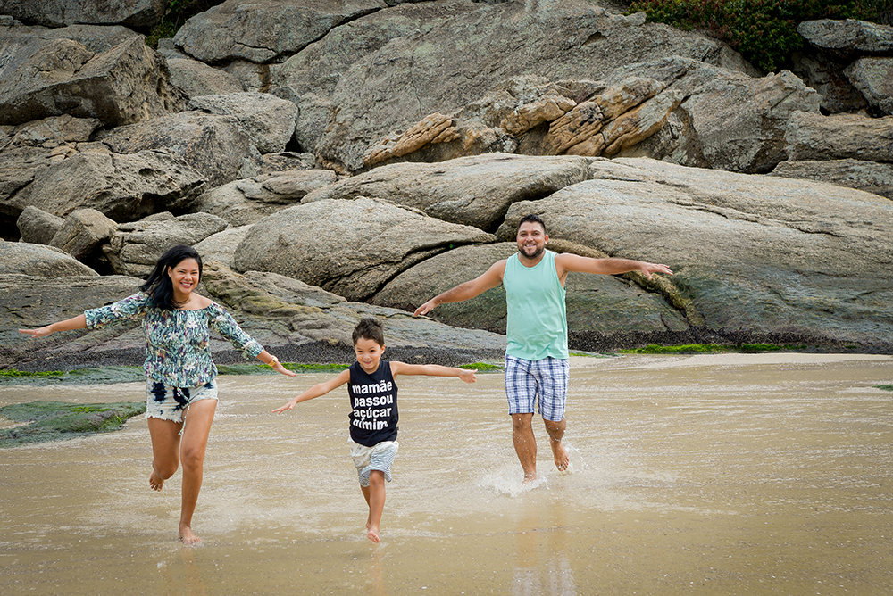 ensaio fotografico família mãe pai filho book fotografia natureza praia mar entardecer escrito na areia closes retrato rio de janeiro niteroi são Gonçalo