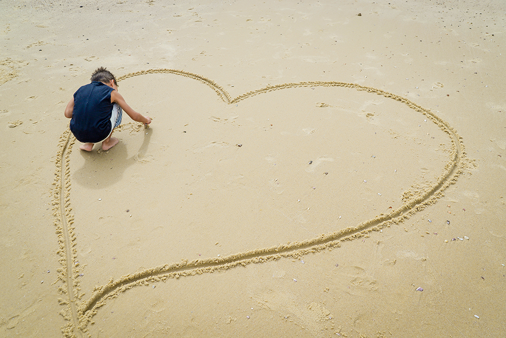 ensaio fotografico família mãe pai filho book fotografia natureza praia mar entardecer escrito na areia closes retrato rio de janeiro niteroi são Gonçalo