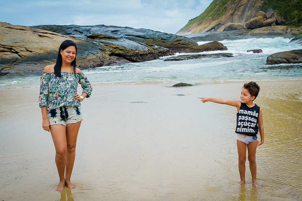 ensaio fotografico família mãe pai filho book fotografia natureza praia mar entardecer escrito na areia closes retrato rio de janeiro niteroi são Gonçalo