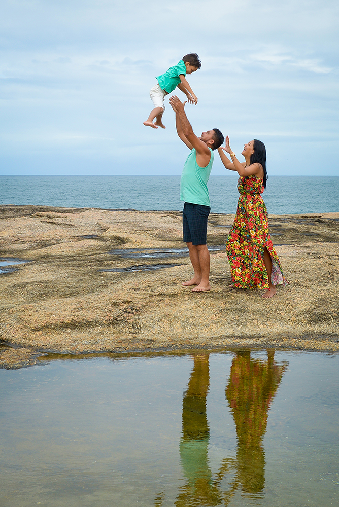 ensaio fotografico família mãe pai filho book fotografia natureza praia mar entardecer escrito na areia closes retrato rio de janeiro niteroi são Gonçalo