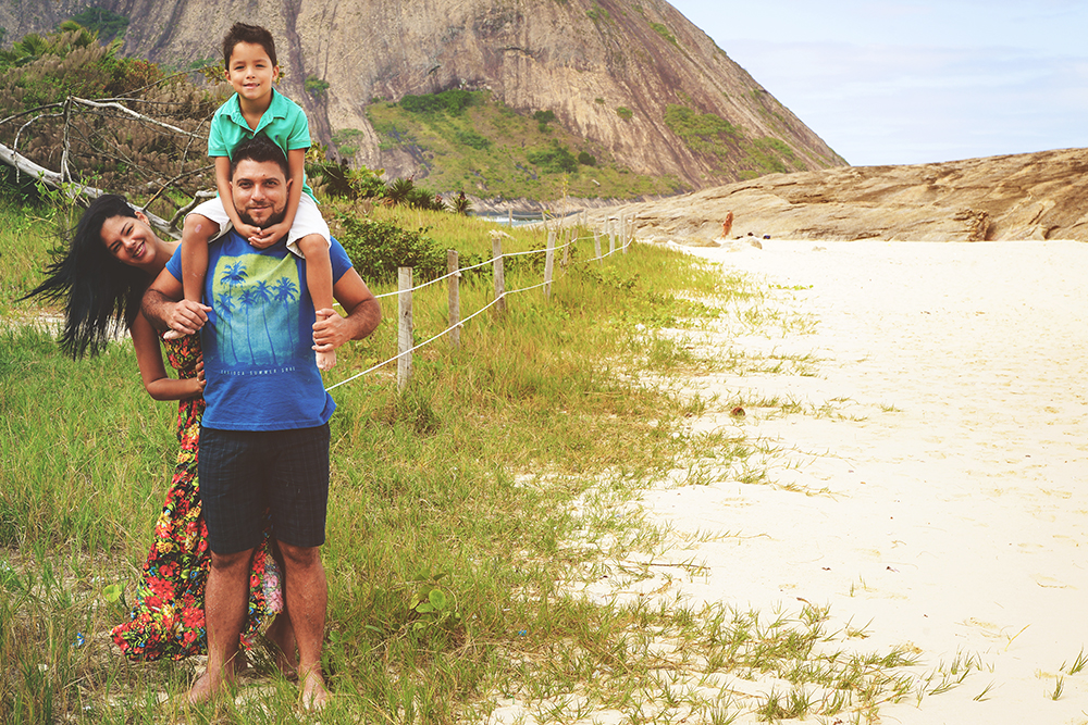 ensaio fotografico família mãe pai filho book fotografia natureza praia mar entardecer escrito na areia closes retrato rio de janeiro niteroi são Gonçalo