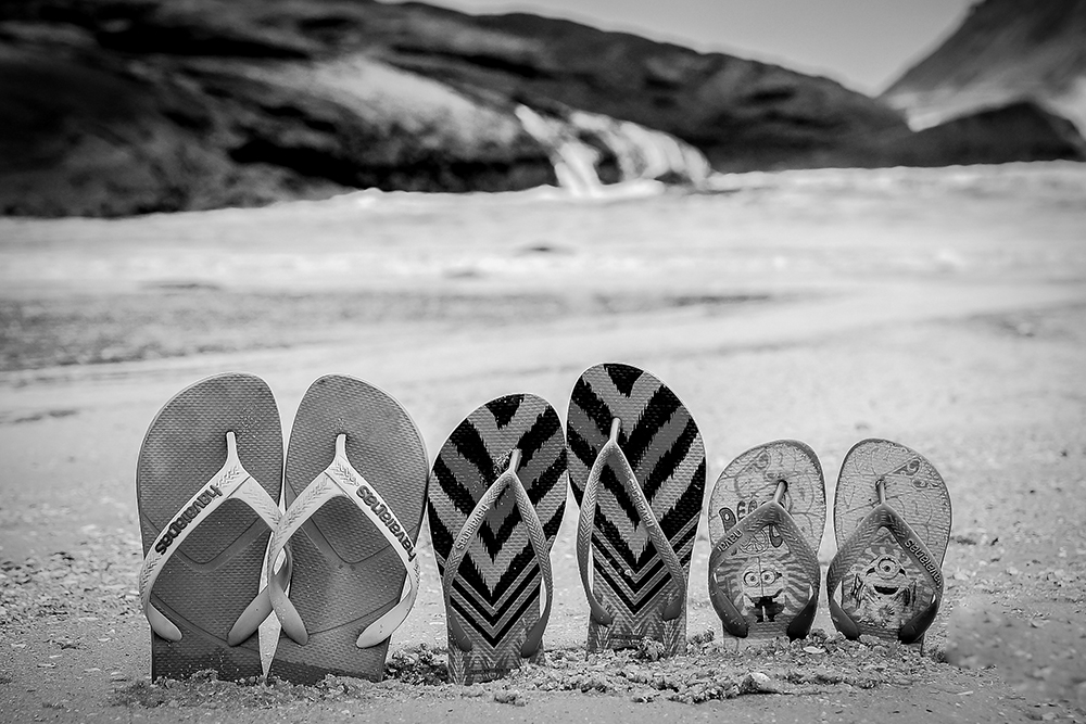ensaio fotografico família mãe pai filho book fotografia natureza praia mar entardecer escrito na areia closes retrato rio de janeiro niteroi são Gonçalo