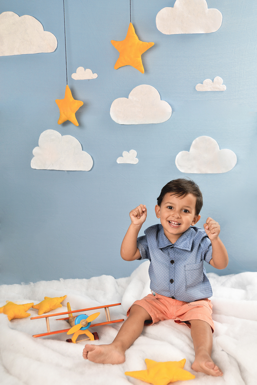 ensaio fotografico pre aniversário menino bebe criança infantil  book fotografia temático aviador aviões nuvem céu azul closes retrato rio de janeiro niteroi são Gonçalo