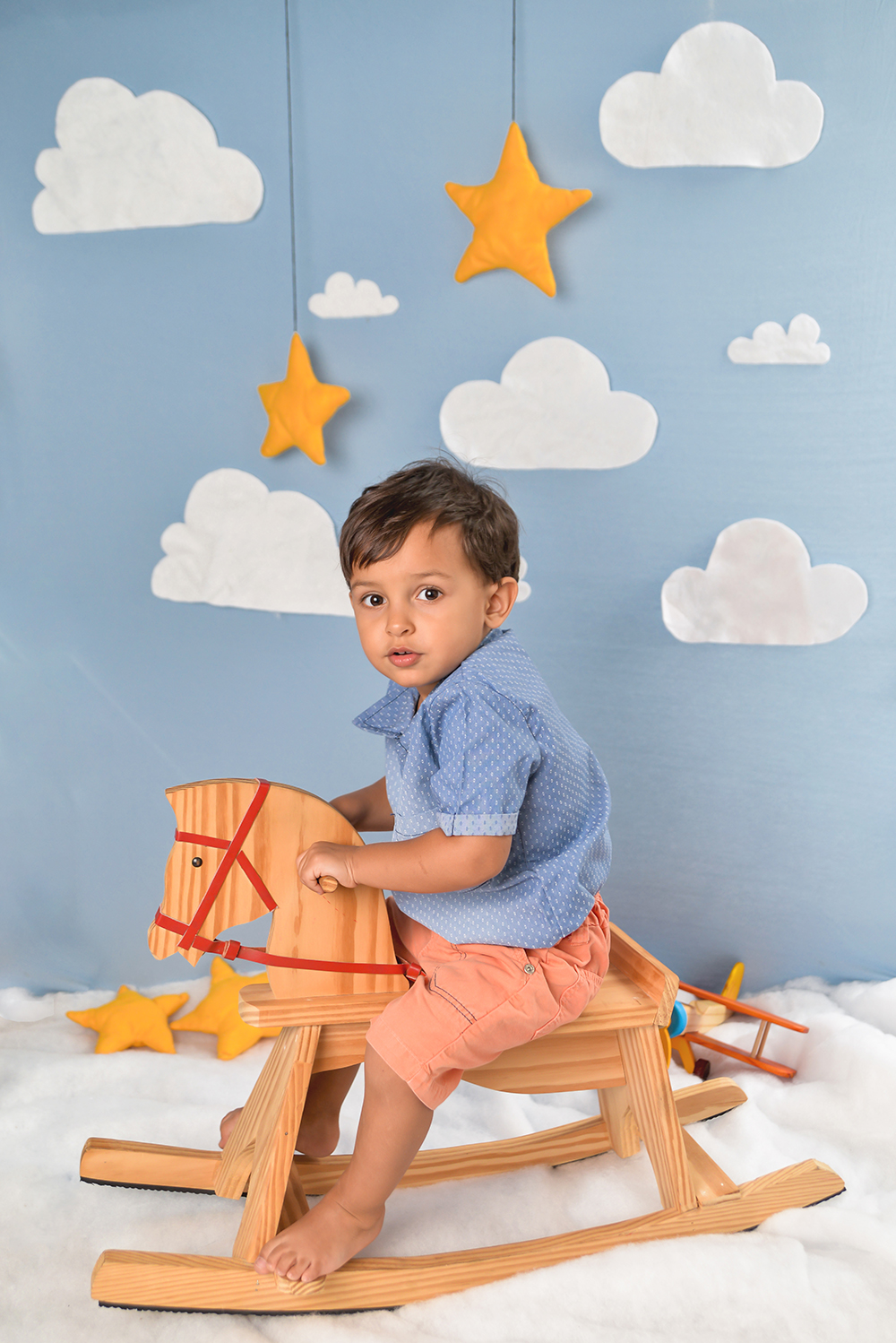 ensaio fotografico pre aniversário menino bebe criança infantil  book fotografia temático aviador aviões nuvem céu azul closes retrato rio de janeiro niteroi são Gonçalo