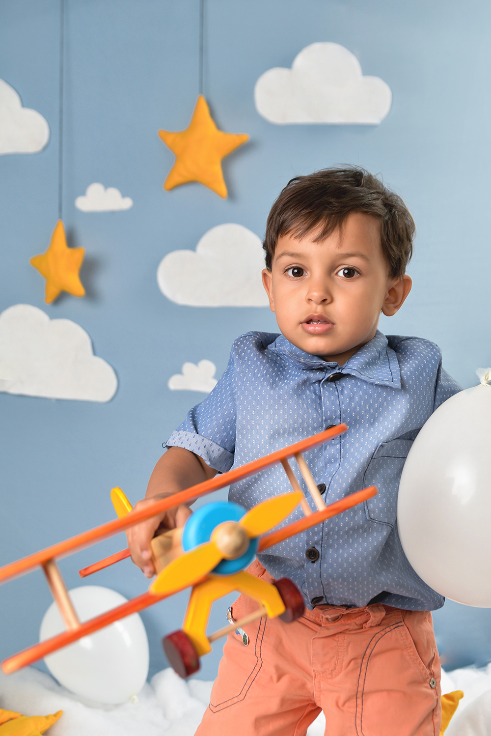 ensaio fotografico pre aniversário menino bebe criança infantil  book fotografia temático aviador aviões nuvem céu azul closes retrato rio de janeiro niteroi são Gonçalo