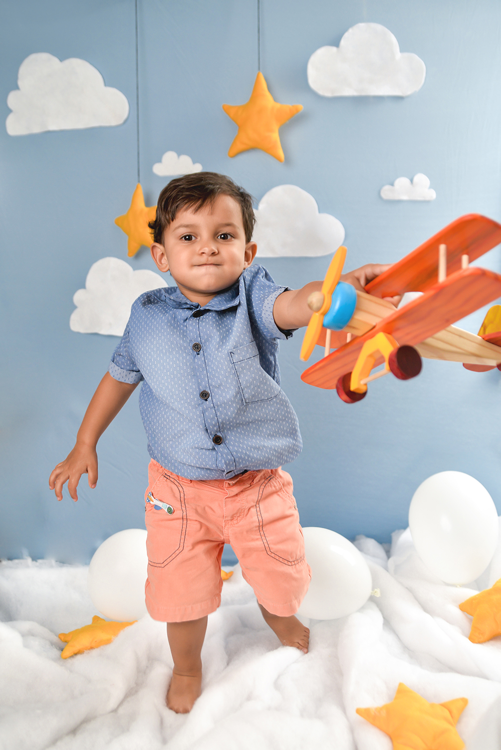 ensaio fotografico pre aniversário menino bebe criança infantil  book fotografia temático aviador aviões nuvem céu azul closes retrato rio de janeiro niteroi são Gonçalo