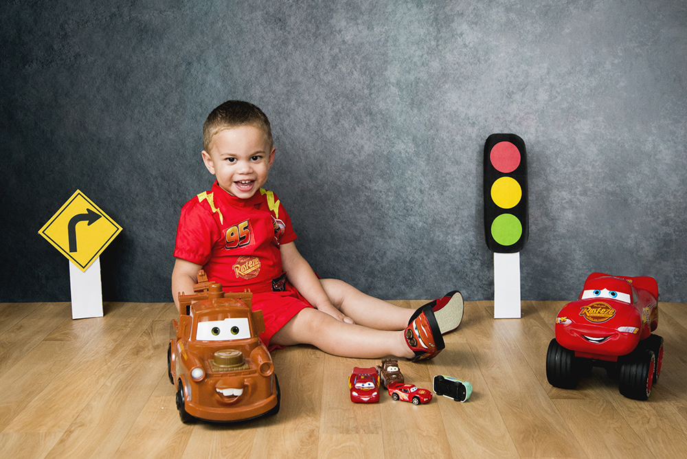 sessão fotográfica ensaio pré aniversário menino criança kids infantil book fotográfico fotografia niteroi fotografo são Gonçalo carros temático tema decoração carrinho transito 