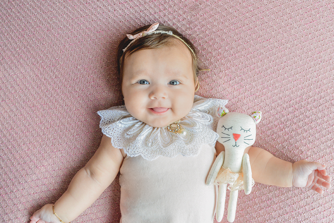 ensaio fotografico menina bebe criança infantil  book fotografia acompanhamento trimestral cestinho fofura closes retrato rio de janeiro niteroi são Gonçalo